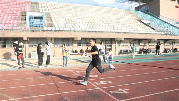 景德鎮陶瓷大學材料學院舉行第十一屆“宏宇杯”田徑運動會